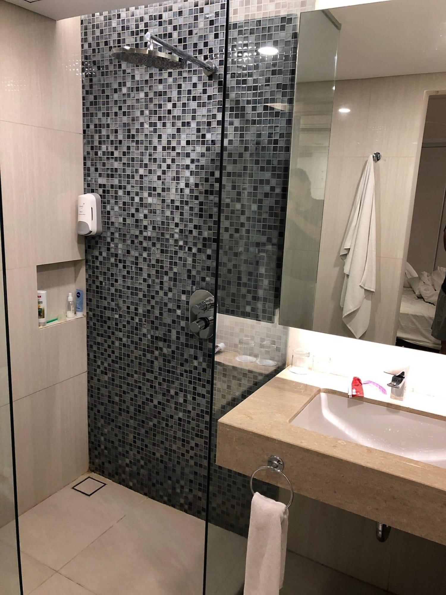 Grand Picasso Hotel Giacarta Esterno foto
