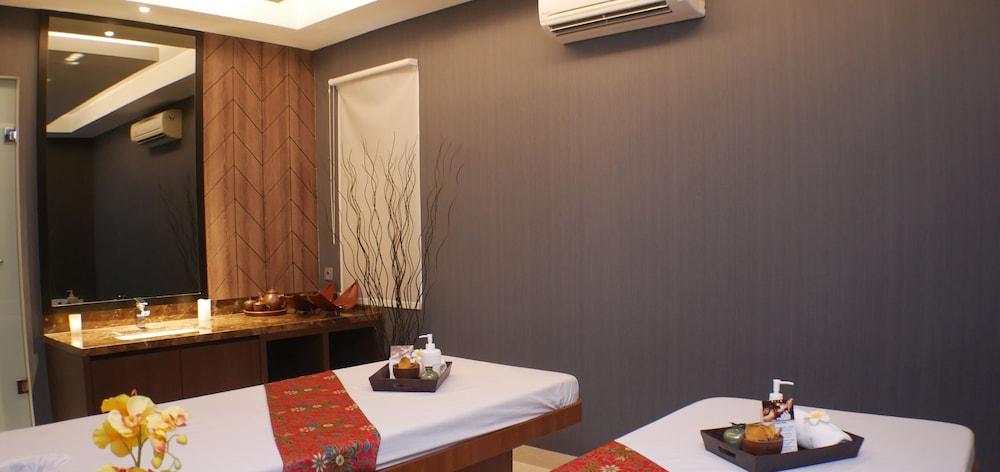 Grand Picasso Hotel Giacarta Esterno foto